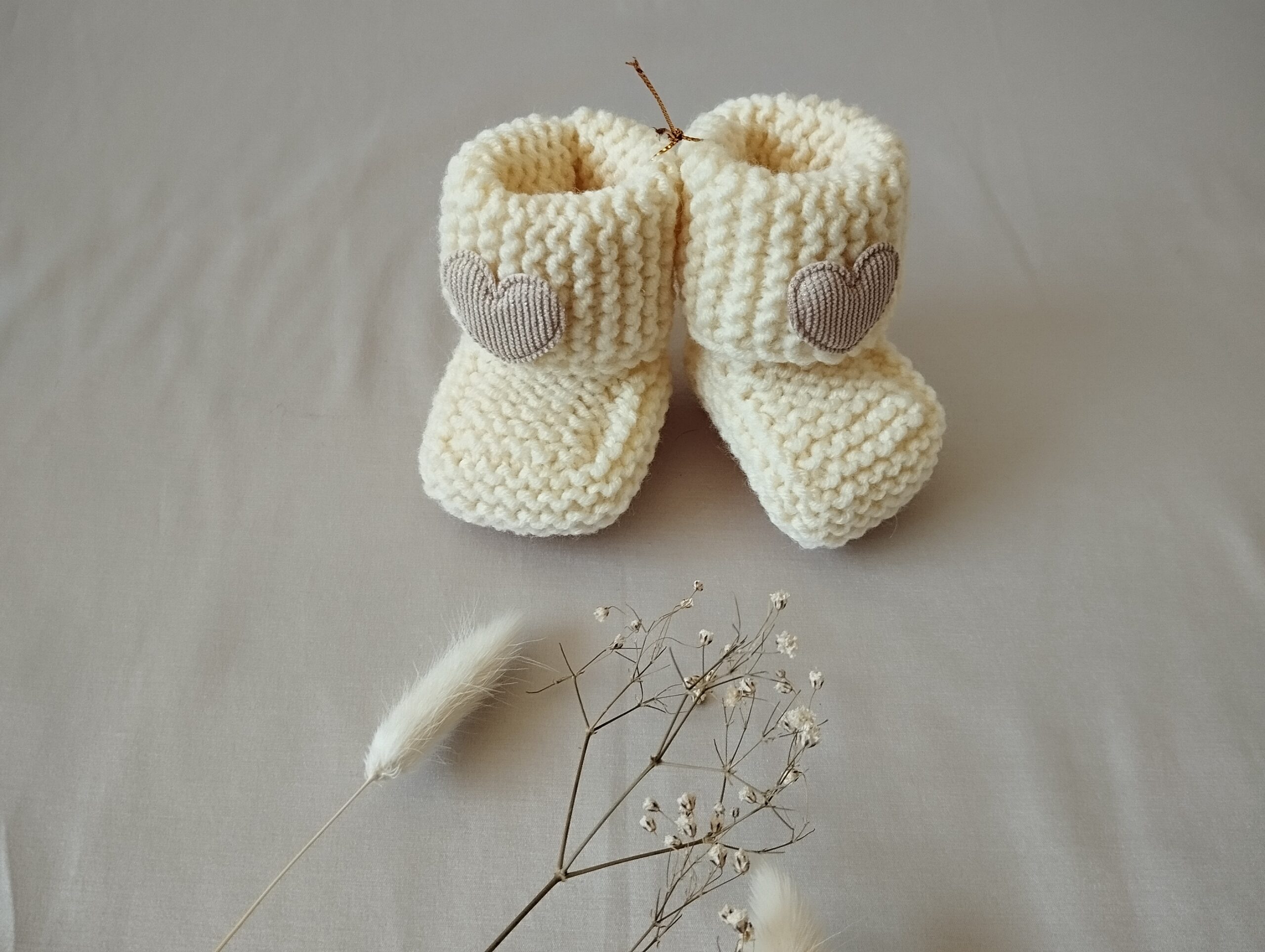 Rankų darbo megzti tapukai naujagimiams ir kūdikiams.