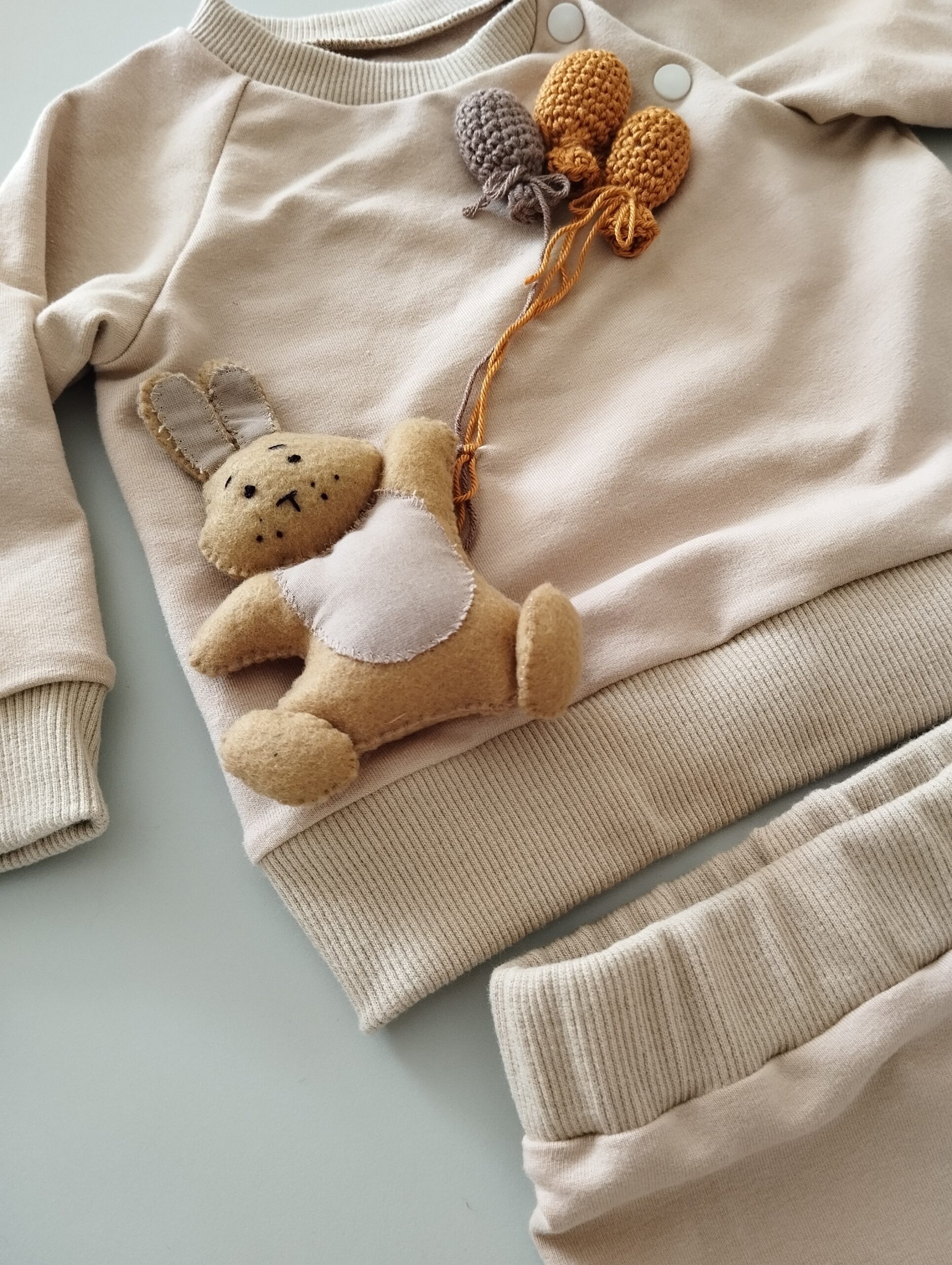 Siūtas megztuko ir kelnyčių komplektukas su spaudėmis