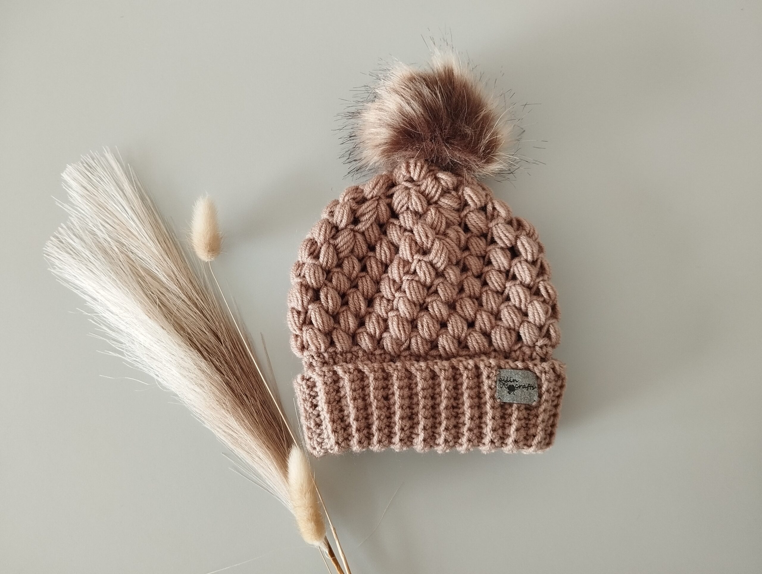 Megztos kepurytės su bumbulu