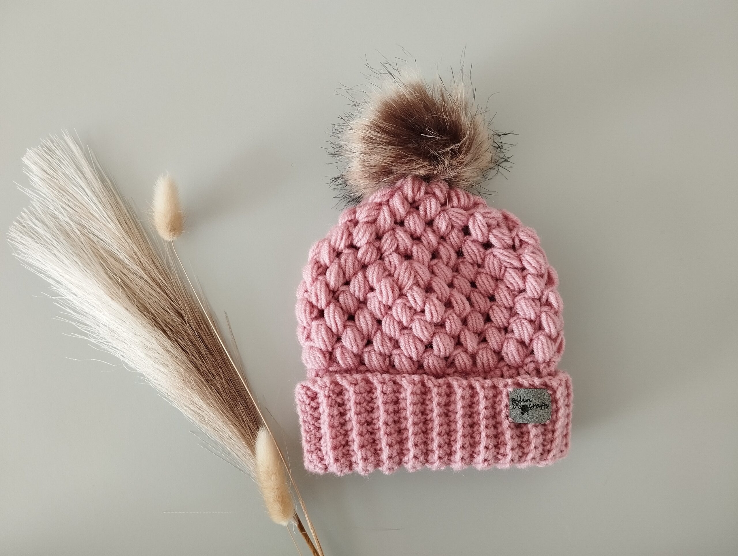 Megztos kepurytės su bumbulu