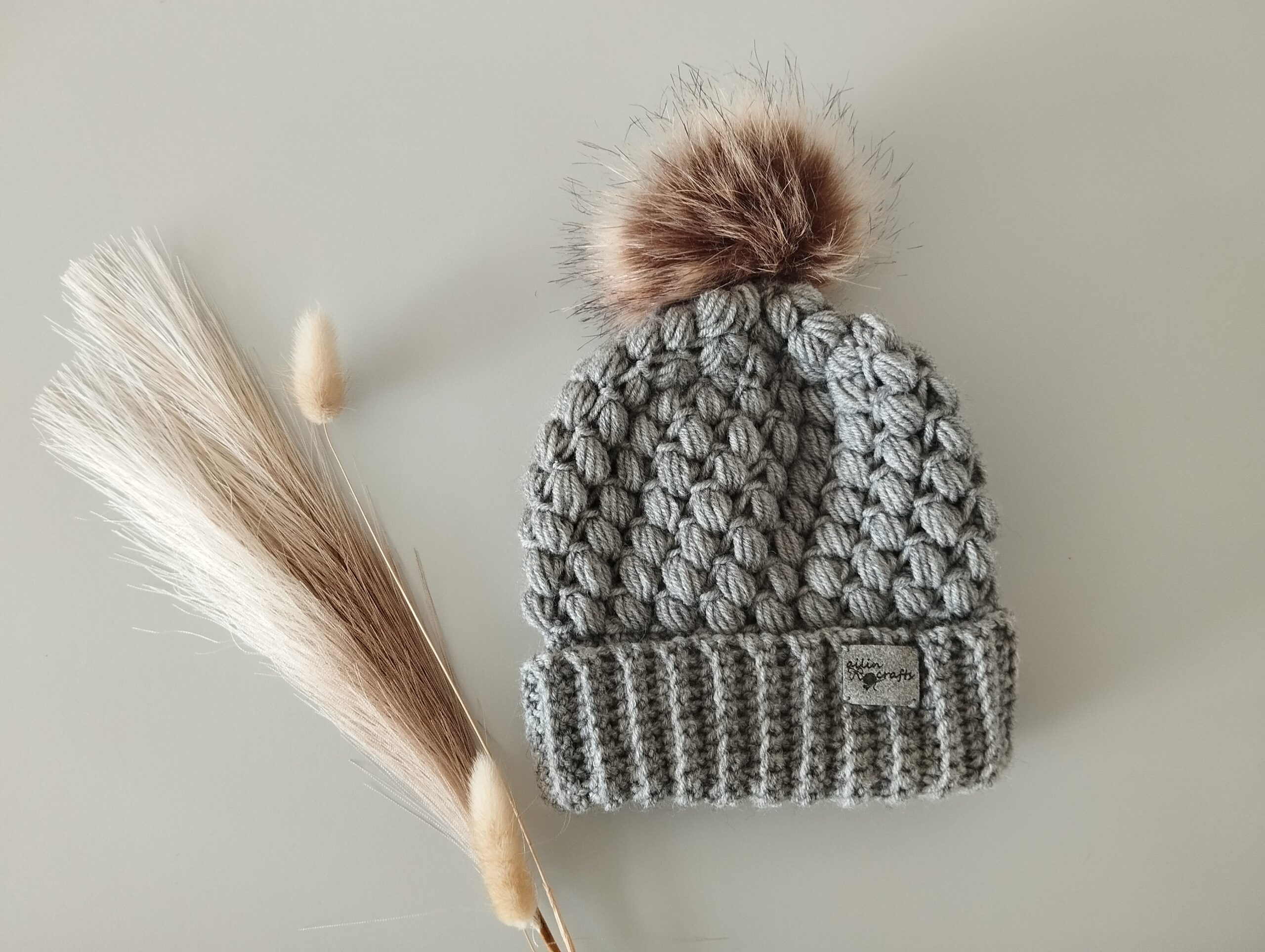 Megztos kepurytės su bumbulu