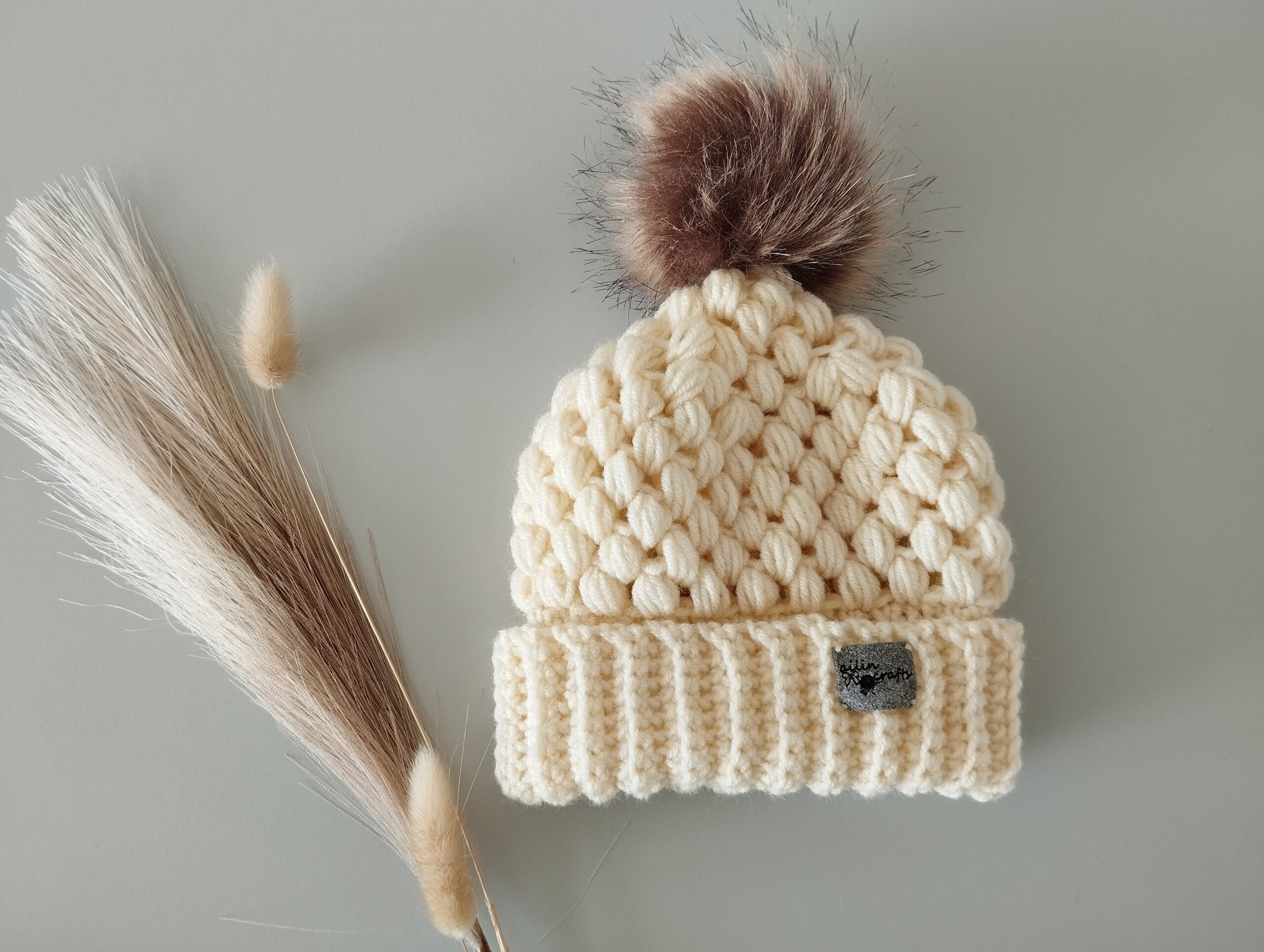 Megztos kepurytės su bumbulu