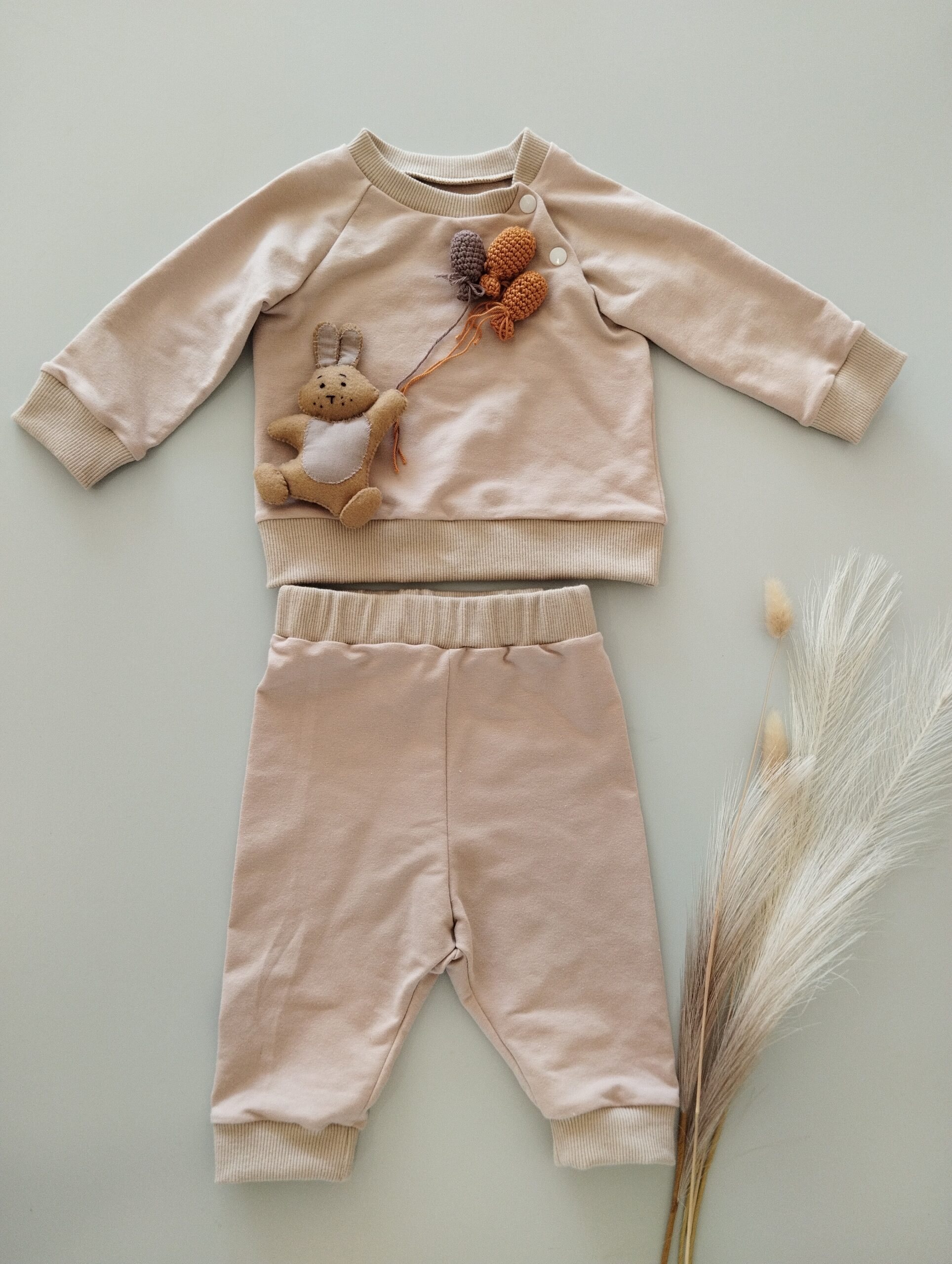 Rankų darbo siūtas komplektukas.