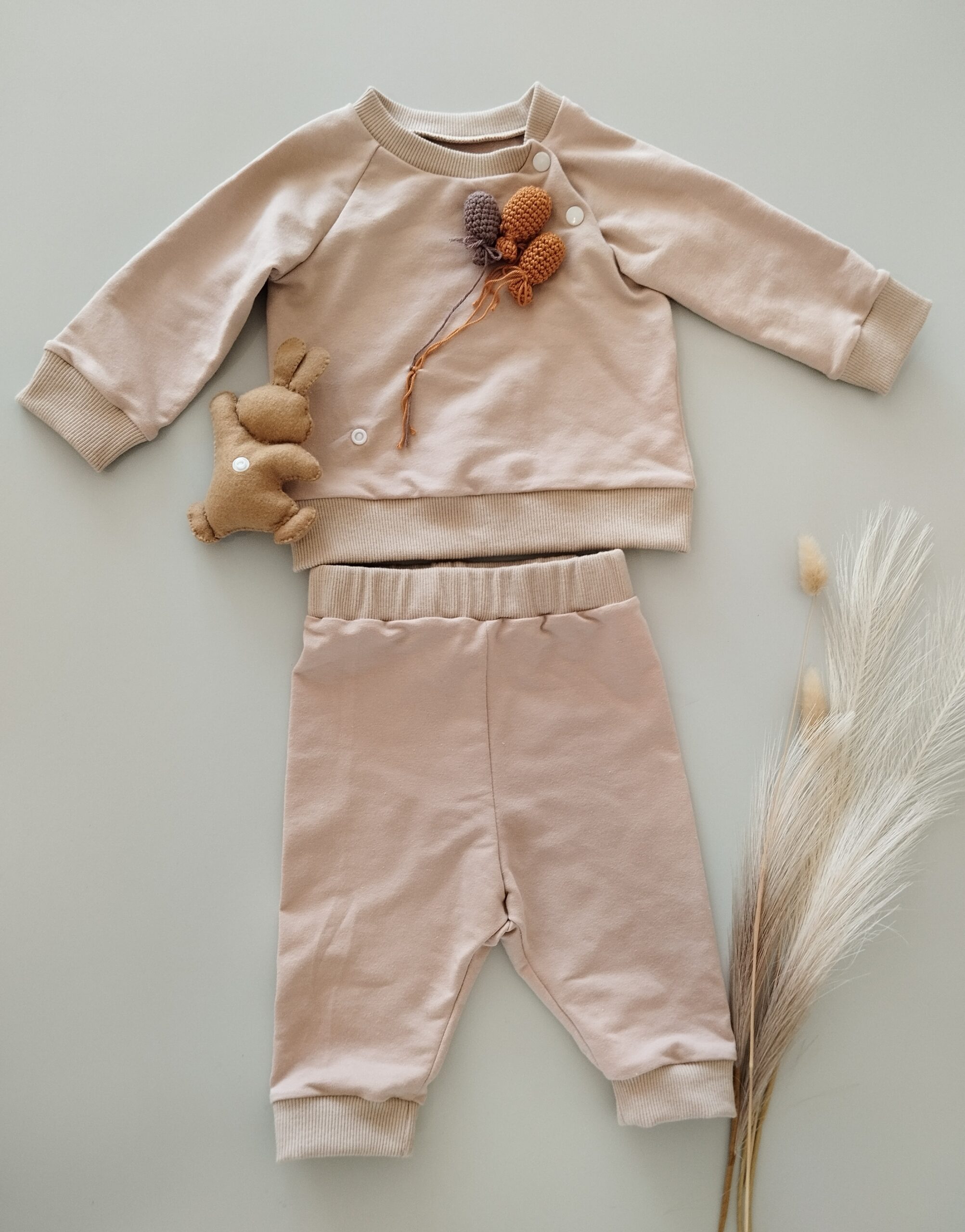 Siūtas megztuko ir kelnyčių komplektukas su spaudėmis