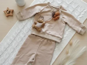 Megztuko ir kelnyčių medvilnės komplektukas su spaudėmis, dekoruotas siūtu kiškučiu ir nertais balionėliais