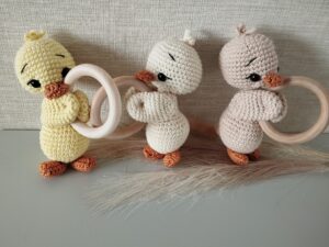 Barškutis – kramtukas Ančiukas kūdikiams trijų spalvų