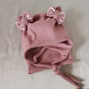 Kepurytė kūdikiui su raišteliais ir kaspinais + mova, pelenų rožės spalvos