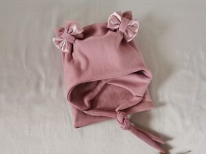 Kepurytė kūdikiui su raišteliais ir kaspinais + mova, pelenų rožės spalvos