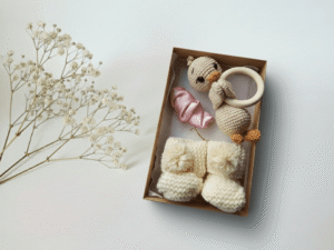 Dovanų rinkinys kūdikiui ir mamai – pieno baltumo spalvos tapukai su bumbuliukais, barškučiu ir plaukų segtuku