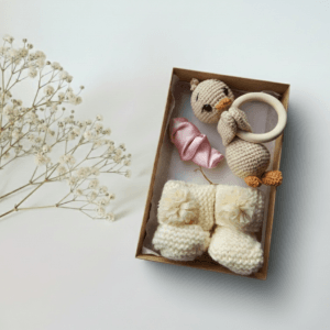 Dovanų rinkinys kūdikiui ir mamai – pieno baltumo spalvos tapukai su bumbuliukais, barškučiu ir plaukų segtuku
