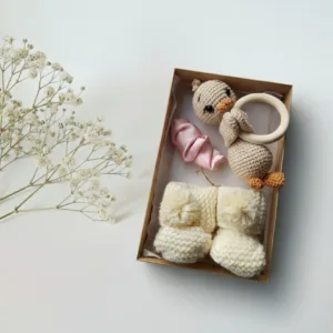 Dovanų rinkinys kūdikiui ir mamai – pieno baltumo spalvos tapukai su bumbuliukais, barškučiu ir plaukų segtuku