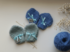 Melsvų atspalvių pirštinytės kūdikiams – dviejų spalvų pasirinkimai