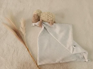 Rankų darbo migdukas Avytė – baltos spalvos