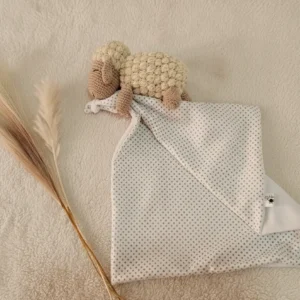 Rankų darbo migdukas Avytė – baltos spalvos