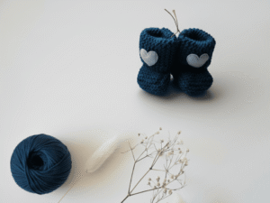 Tamsiai mėlyni merino tapukai kūdikiams su širdelėmis