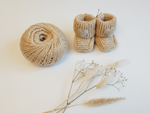 Smėlio merino tapukai kūdikiams su širdelėmis