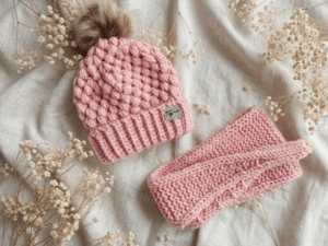 Megzta kepurytė su bumbulu ir šalikėliu pelenų rožinės spalvos